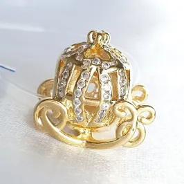 Berloque Carruagem Cravejada