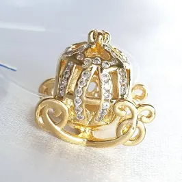 Berloque Carruagem Cravejada