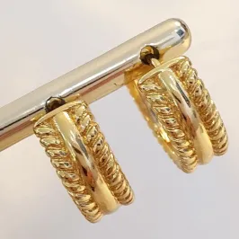 Brinco Argolinha Grossa Costuras Laterais