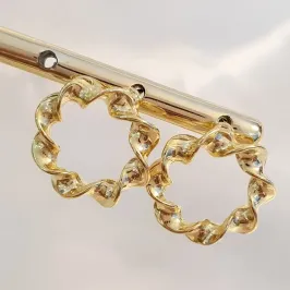 Brinco Círculo Torcido Frontal