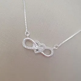 Colar Infinito com Coração Cravejado