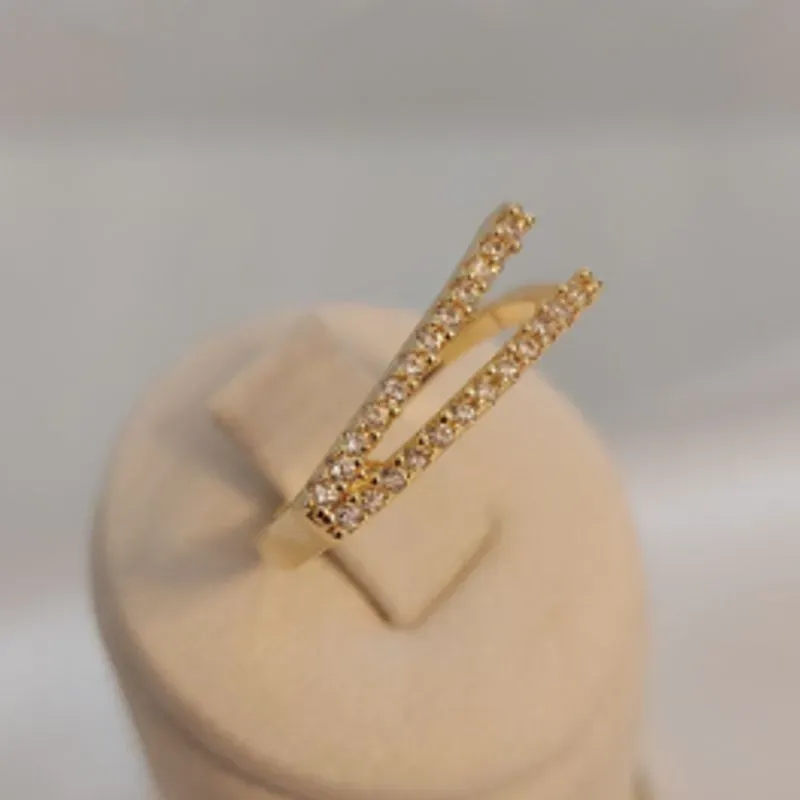 Anel Letra V Cravejada