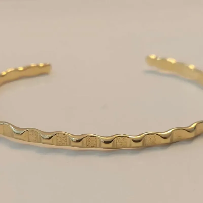 Bracelete Fino Ondulado Liso e Trabalhado