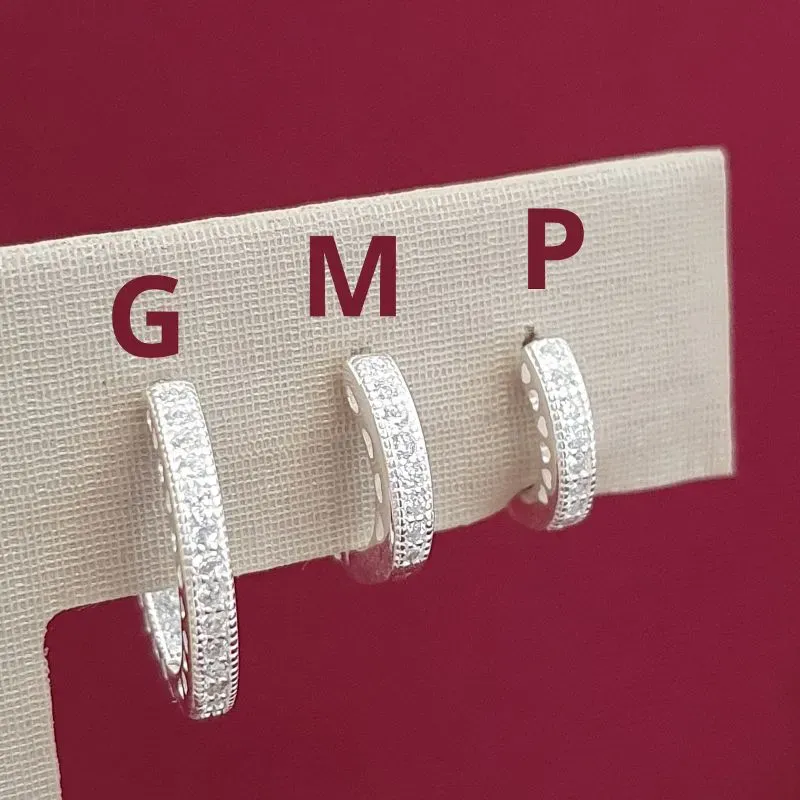 Brinco Argolinha Cravejada Corações Laterais M