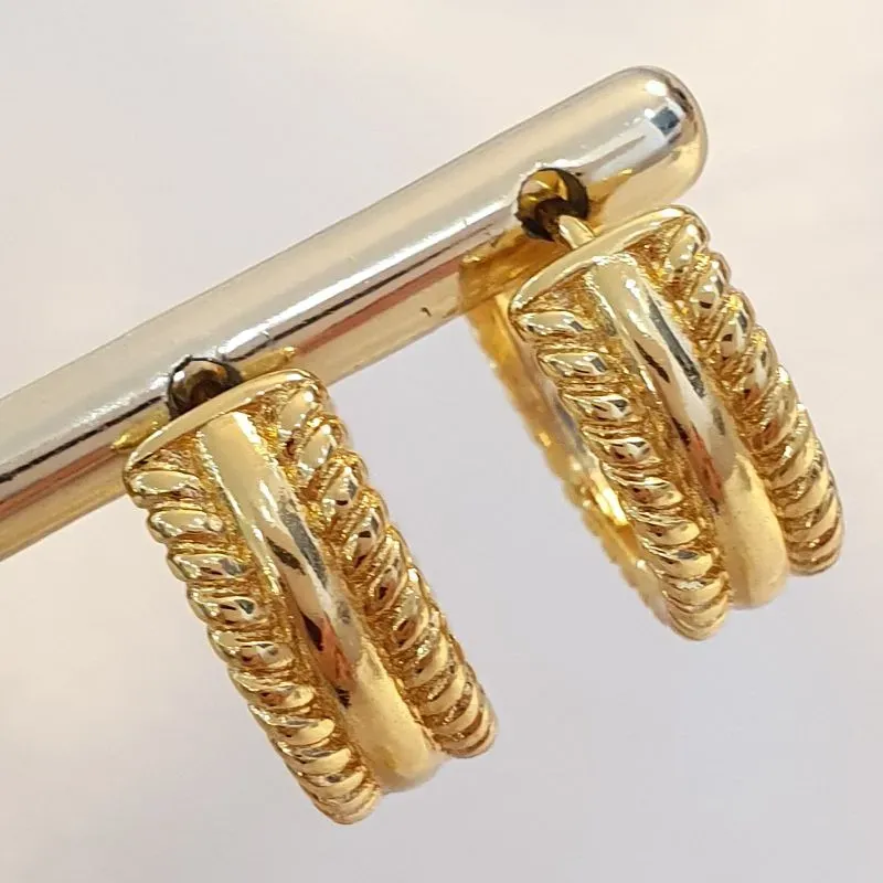 Brinco Argolinha Grossa Costuras Laterais