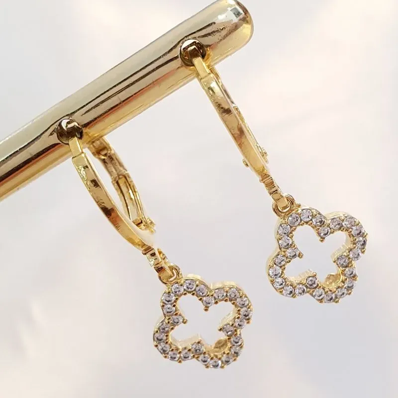 Brinco Argolinha Trevo Vazado Cravejado