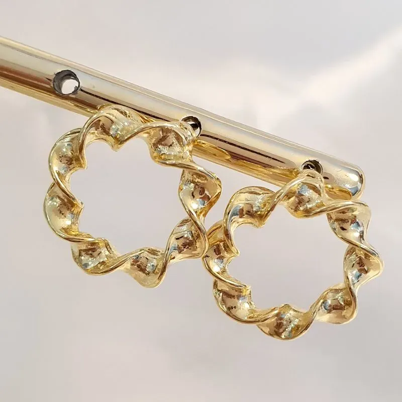 Brinco Círculo Torcido Frontal