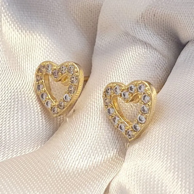 Brinco Coração Vazado Cravejado