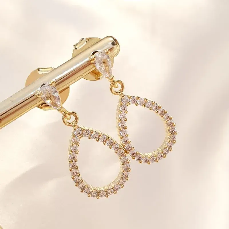 Brinco Gota Vazada Cravejada