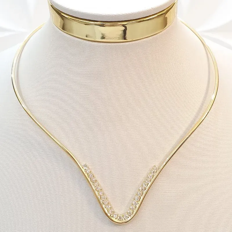 Colar Aro em V Cravejado (choker)