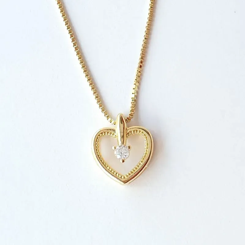 Colar Coração Vazado com Ponto de Luz