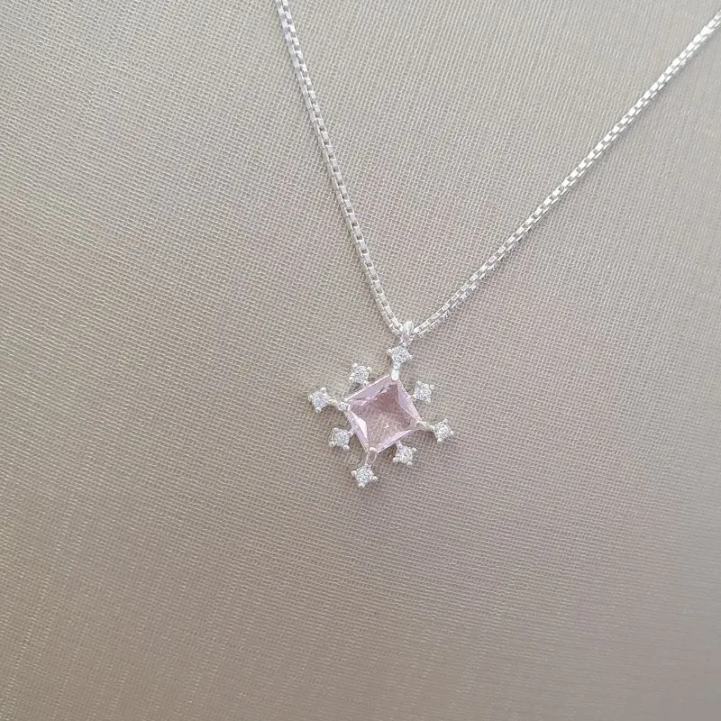 Colar Losango Rosa Borda Cravejada