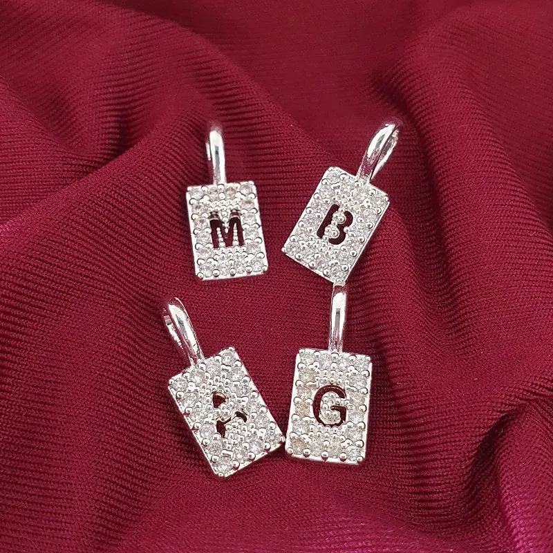 Pingente Quadradinho Letra B Cravejado