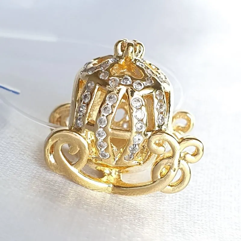 Berloque Carruagem Cravejada