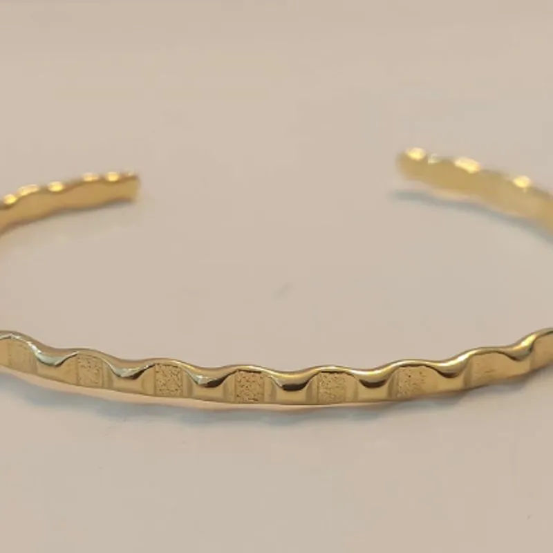 Bracelete Fino Ondulado Liso e Trabalhado