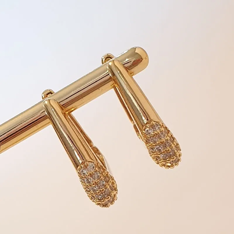 Brinco Argola Triangular Ponta Cravejada M