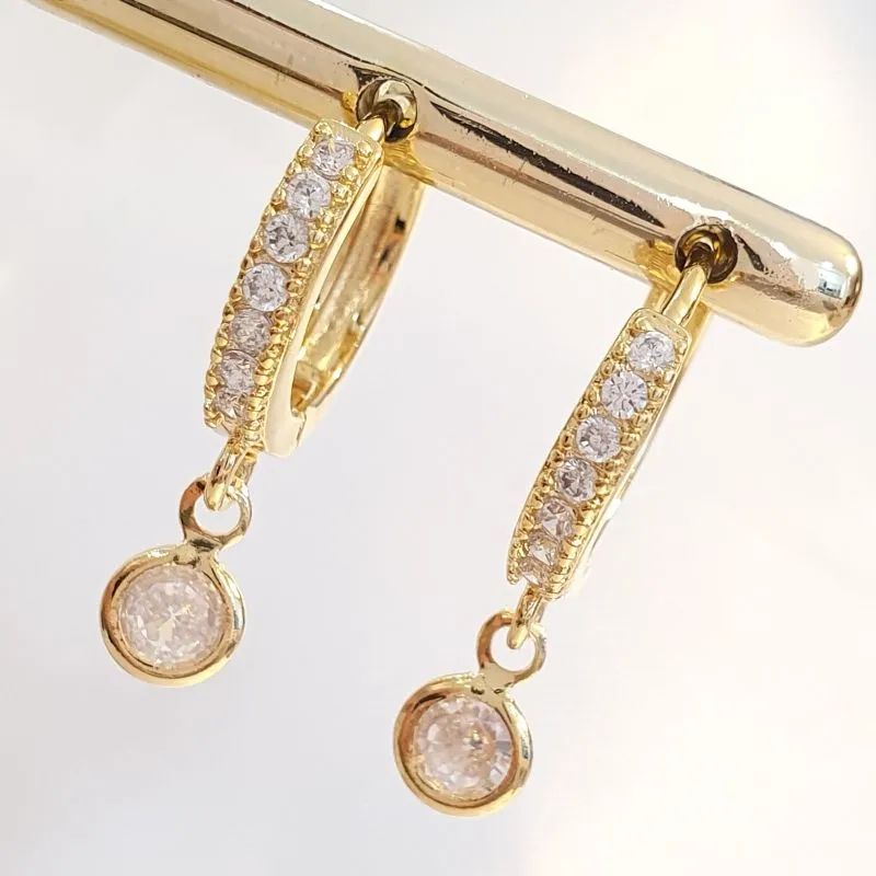 Brinco Argolinha Cravejada Ponto de Luz M