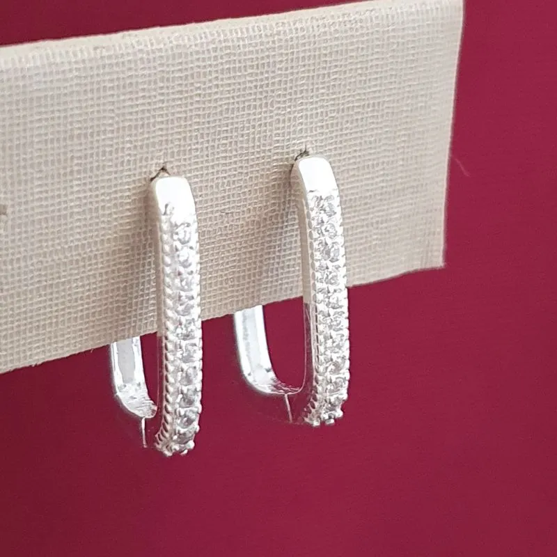 Brinco Argolinha Oval Cravejada M