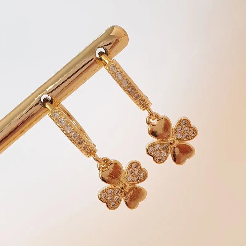 Brinco Argolinha Trevo Inteiro Cravejado