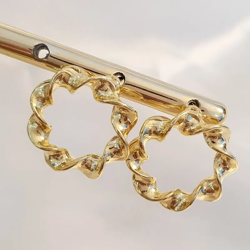 Brinco Círculo Torcido Frontal