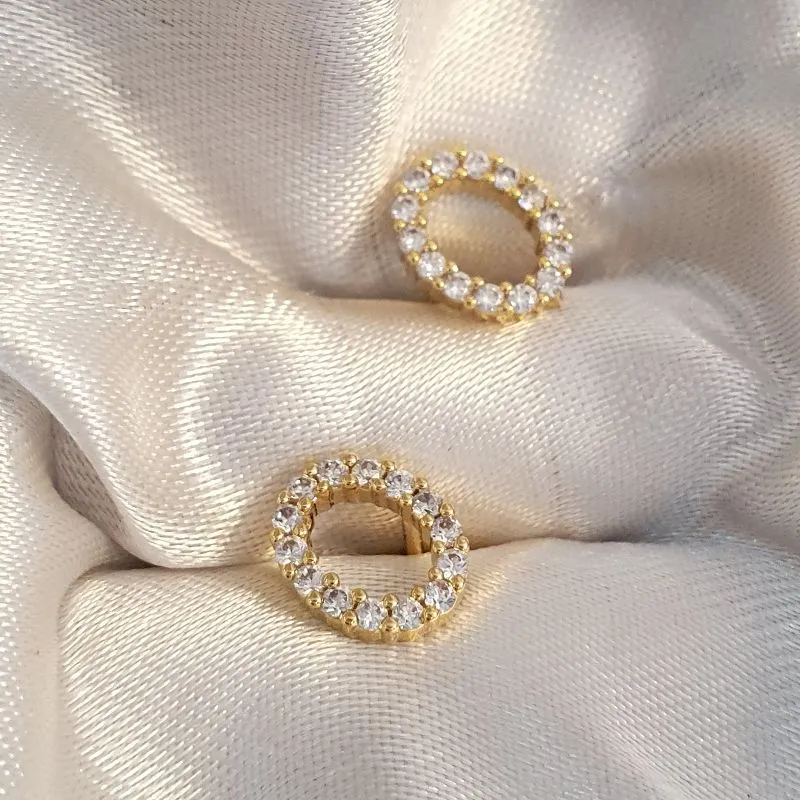 Brinco Vazado Círculo Cravejado