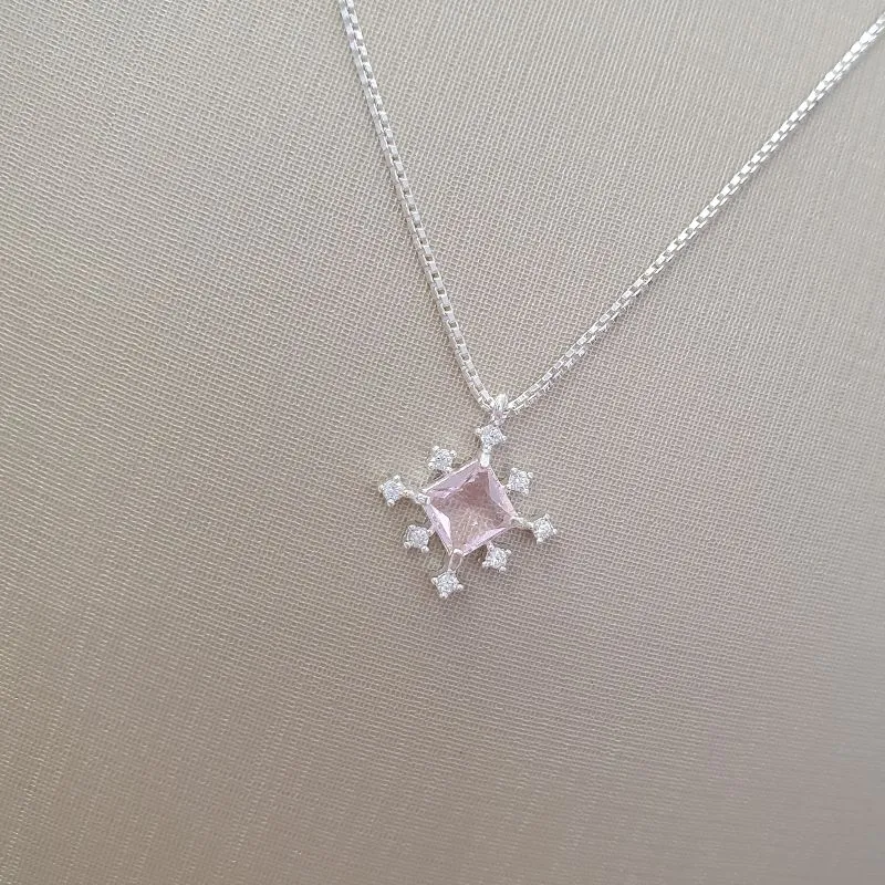 Colar Losango Rosa Borda Cravejada