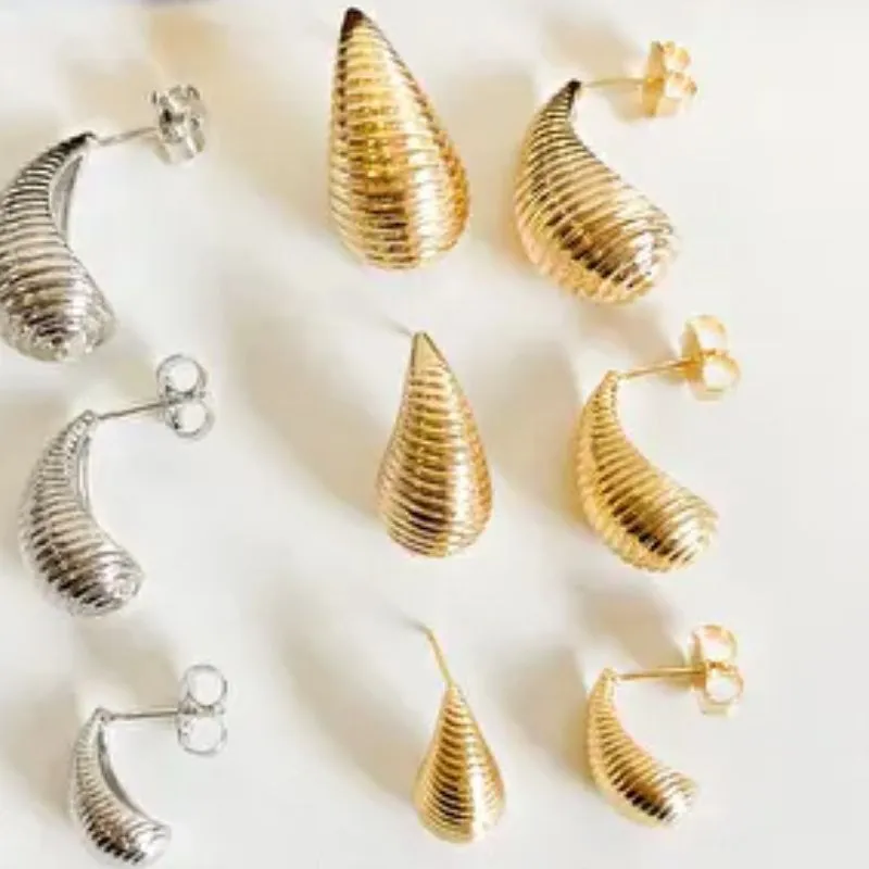 Brinco Gota Curvada Oca Detalhada G