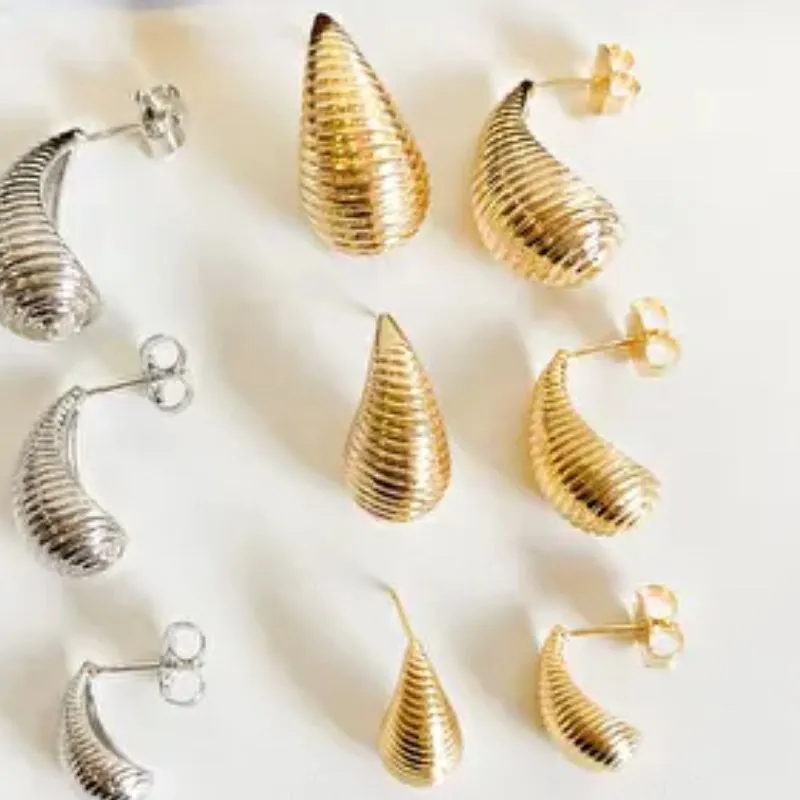 Brinco Gota Curvada Oca Detalhada P